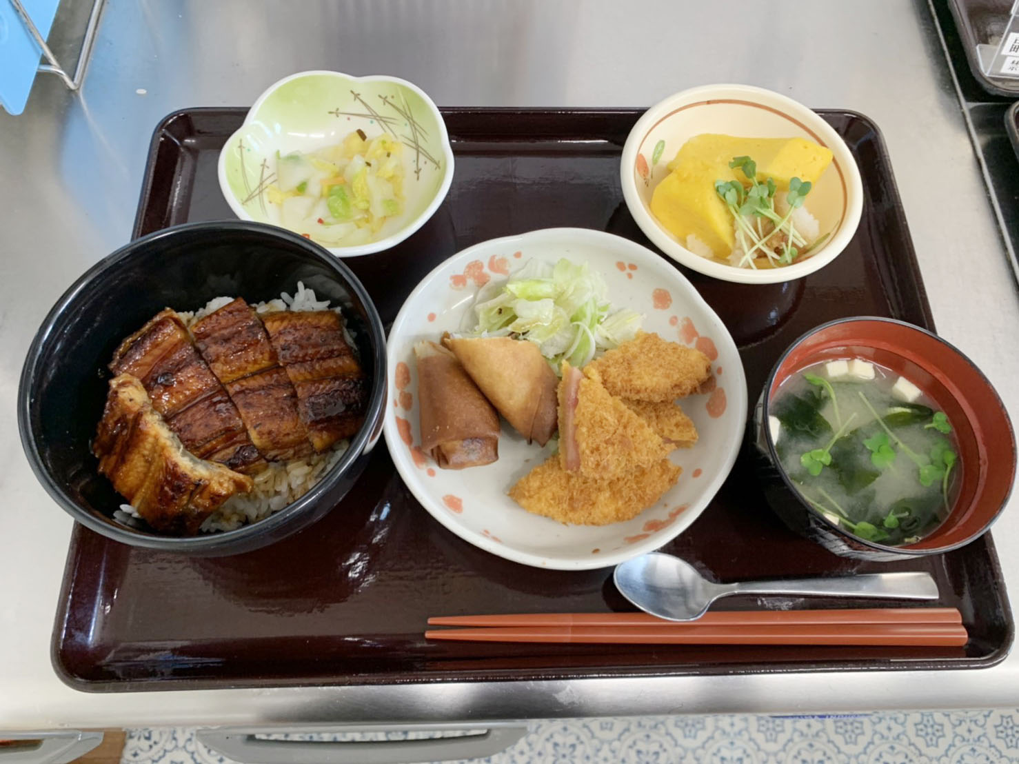 スタミナ満点「うな丼」（4月のお楽しみ献立）
