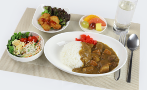 カレーライス<br />
チキンナゲット<br />
さつまいものサラダ