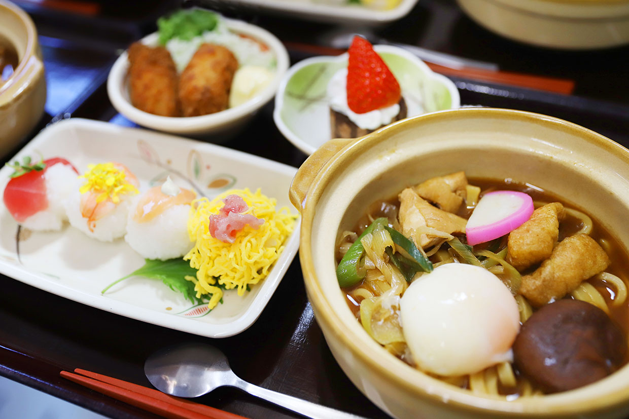 豪華冬の味覚とお寿司の共演!『4色手毬寿司&味噌煮込みうどん&カキフライ』