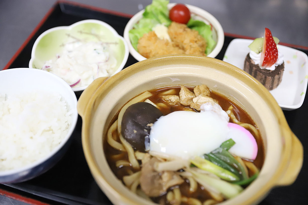 心も体も温まる!今の時期に美味しい『味噌煮込みうどん&カキフライ』