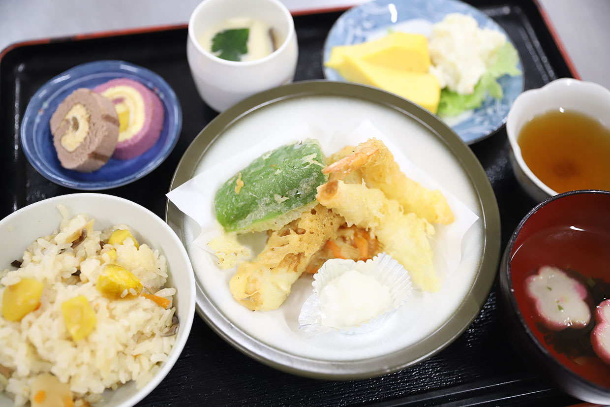 豪華に秋を感じて頂きます『栗ご飯&天ぷら盛り合わせ』