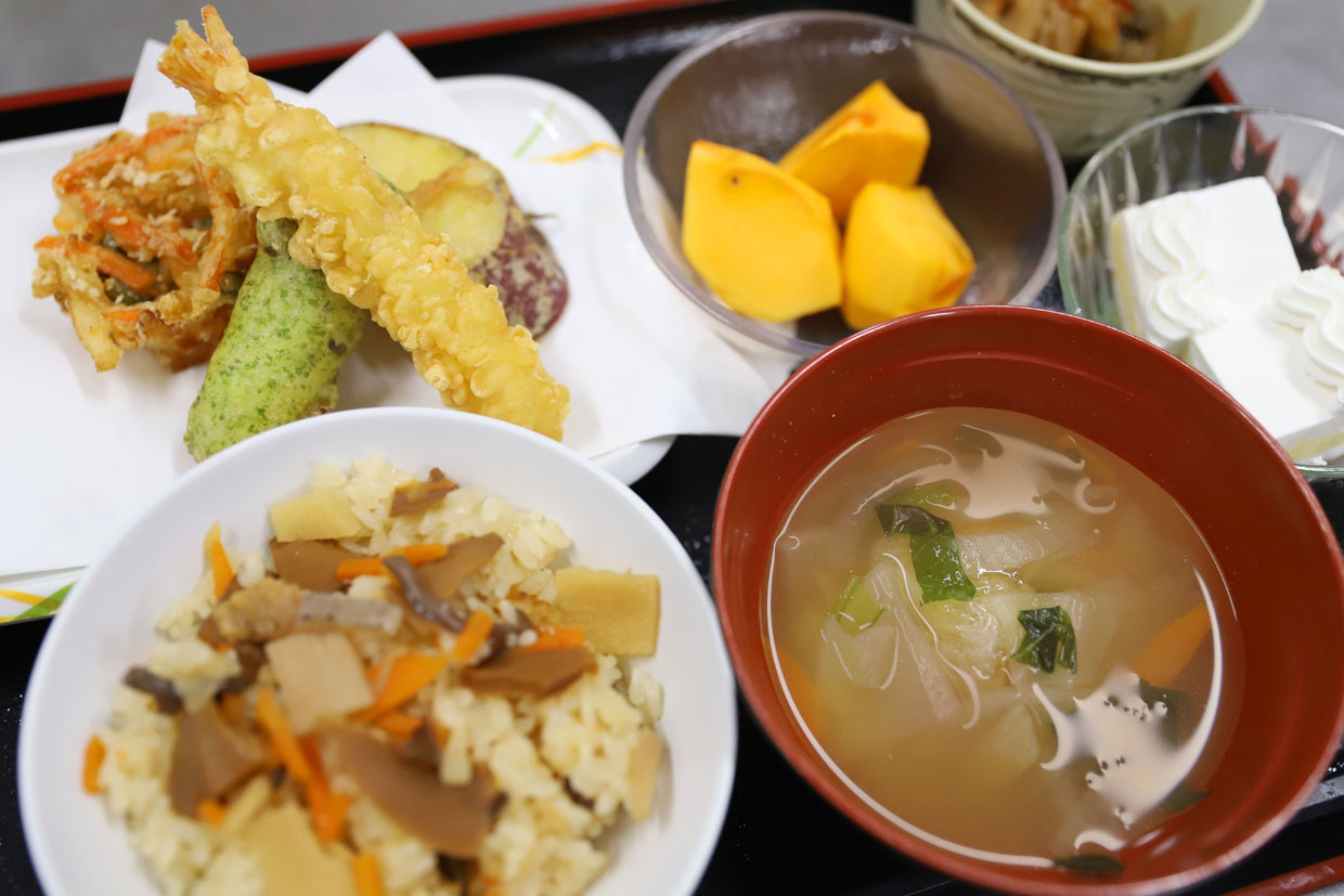 旬の美味しさをお届けします。「松茸ご飯」&「天ぷら盛り合わせ」♪