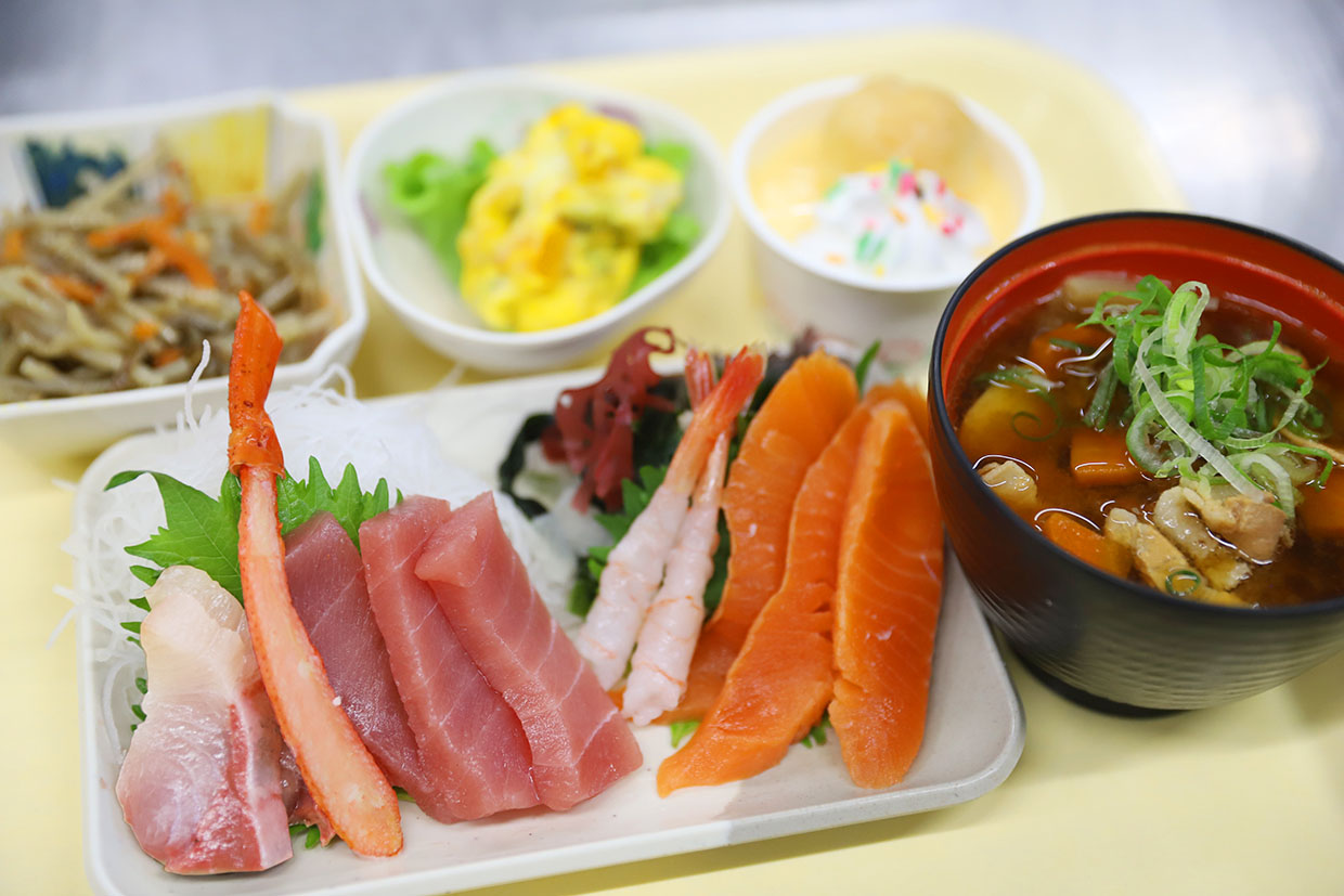 豪華にカニもあります!!『お刺身御膳』