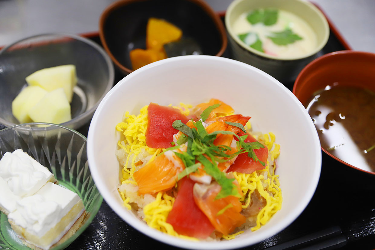 華やかで美味しい♪今の時季こそ食べてほしい「海鮮チラシ」