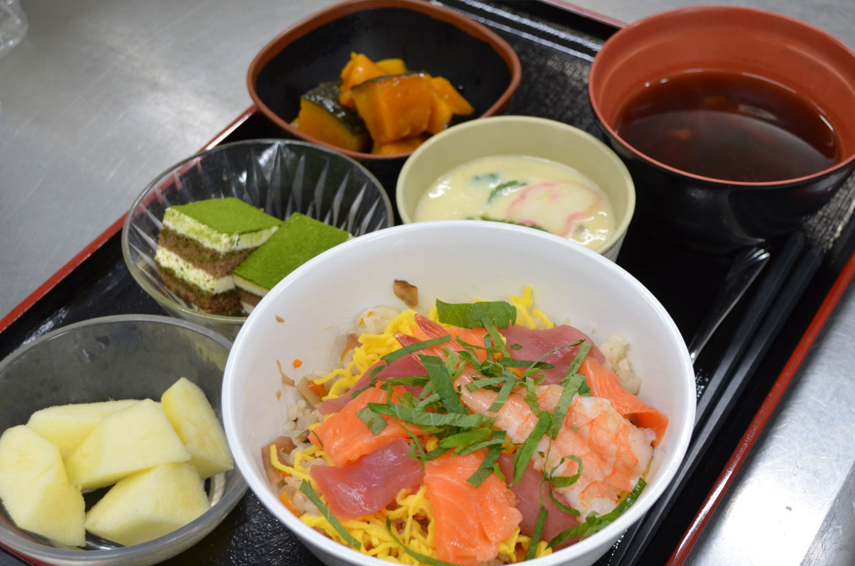 彩り豊かな魚介類と根菜などの具材がたまらない「海鮮チラシ」