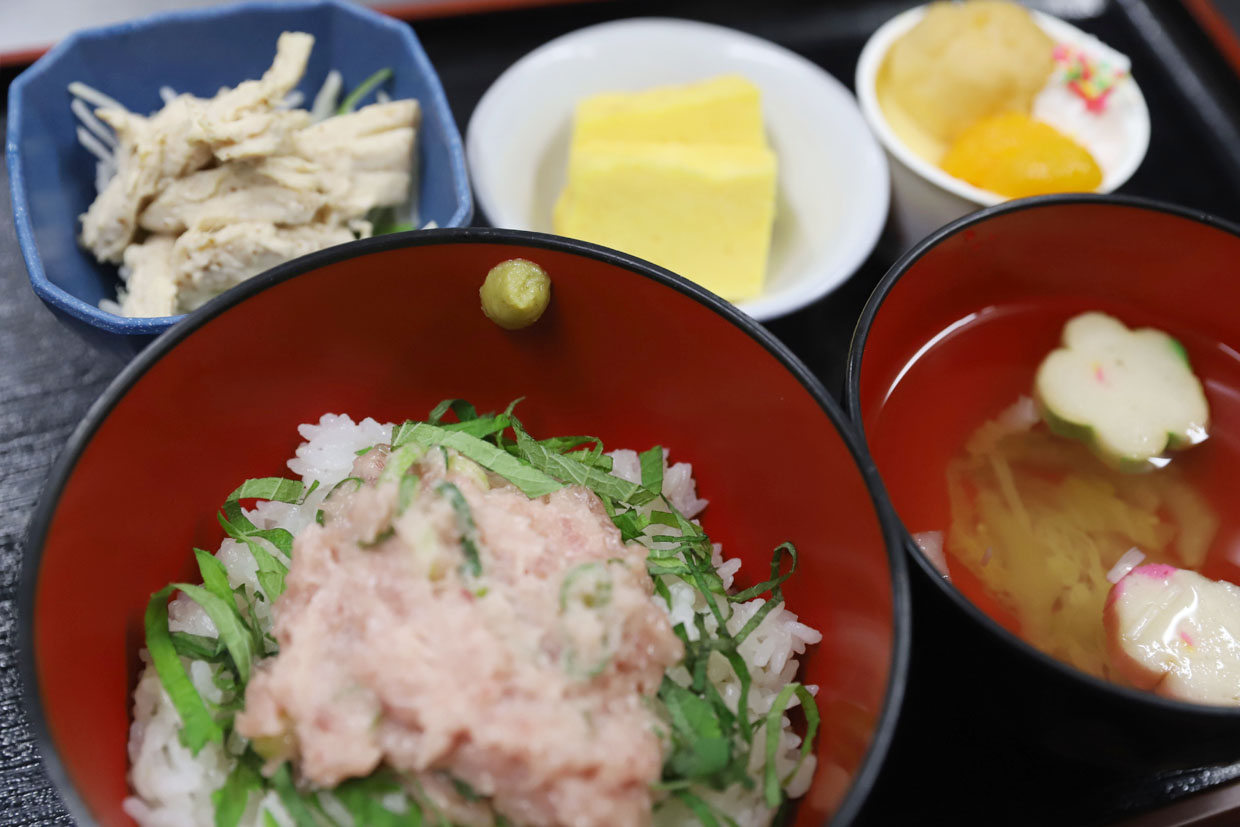 濃厚な旨味ととろける食感がたまらない『ネギトロ丼定食』