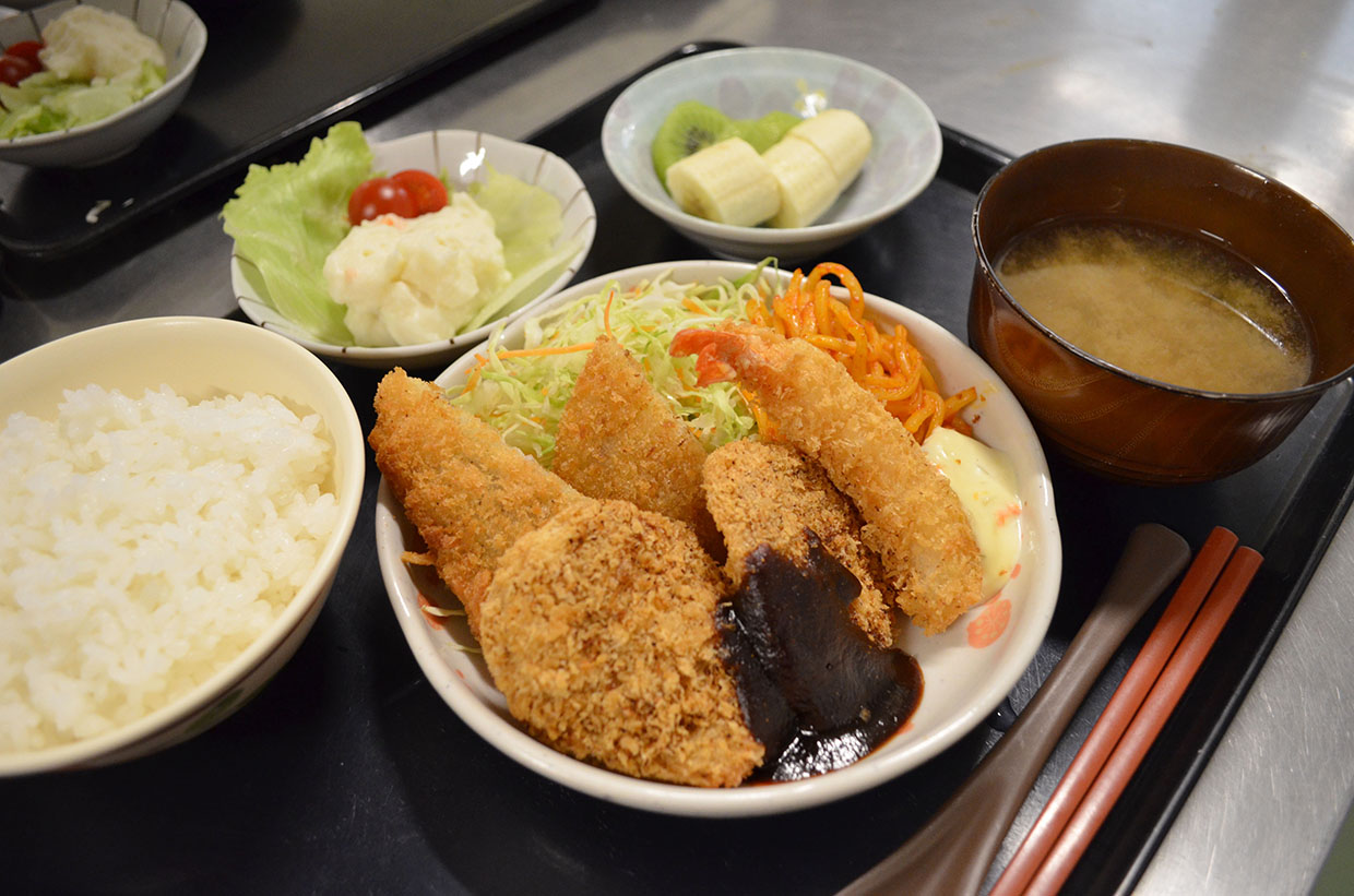 ボリューム満点!!揚げ物は元気の源「ミックスフライ定食」