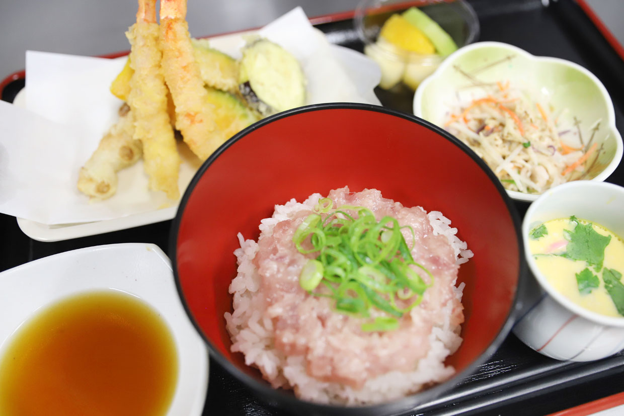 最強の和食コンビ!!『ネギトロ丼&天ぷら盛り合わせ』