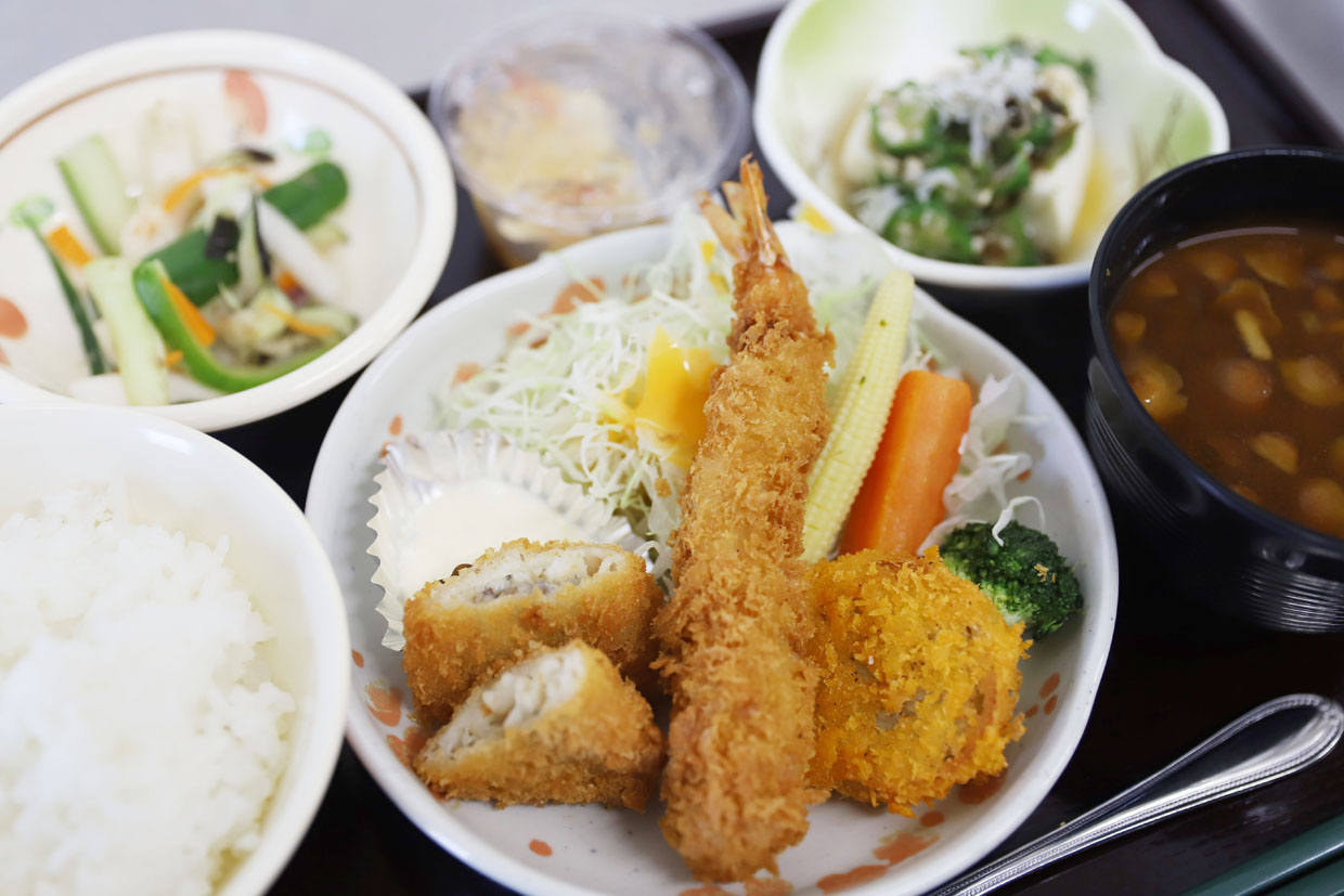 メインから副菜、デザートまでこだわってつくりました。『海鮮ミックスフライ御膳』