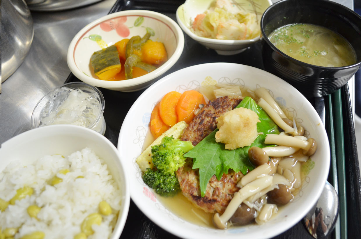 今が旬!旨みたっぷりきのこ!!「きのこのあんかけ和風ハンバーグ定食」♪