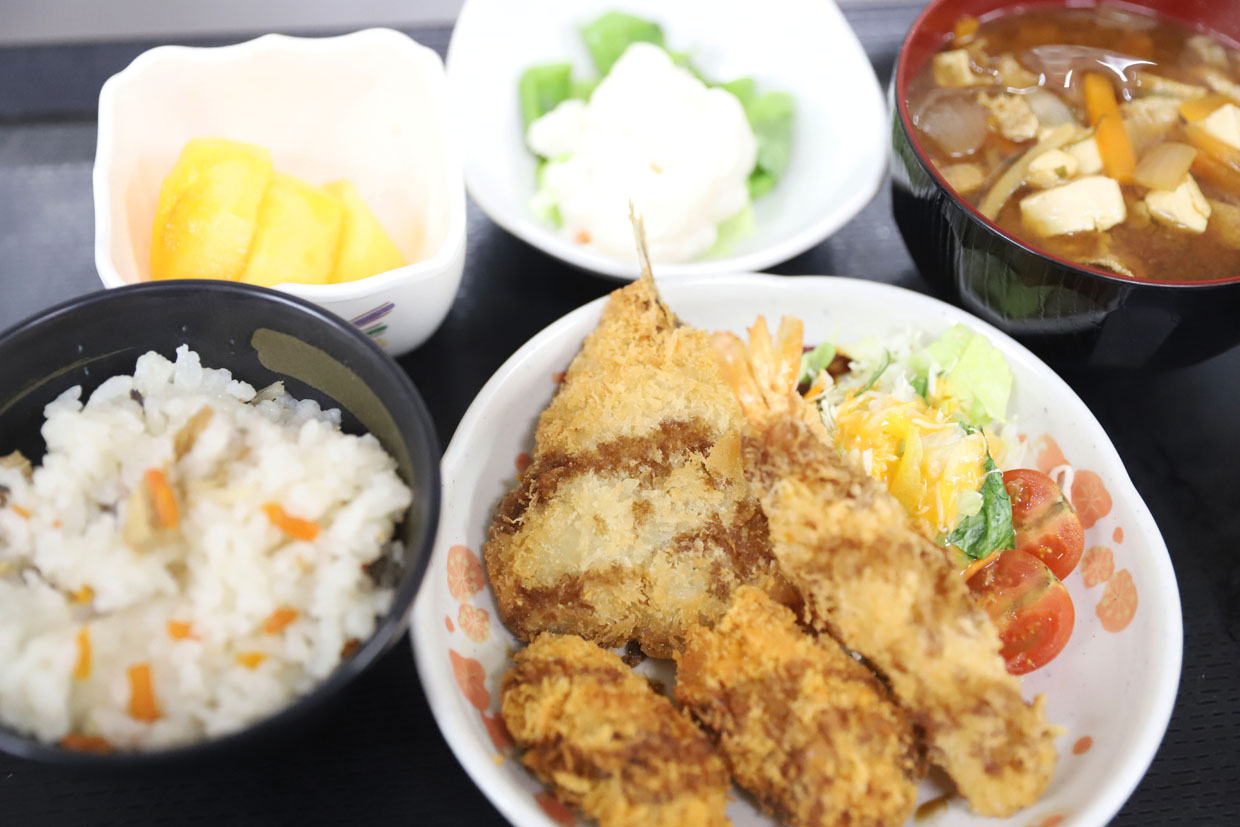 海の旨みたっぷり「海鮮ミックスフライ」&鶏肉・根菜、そして出汁がしみしみ「鶏五目ご飯」