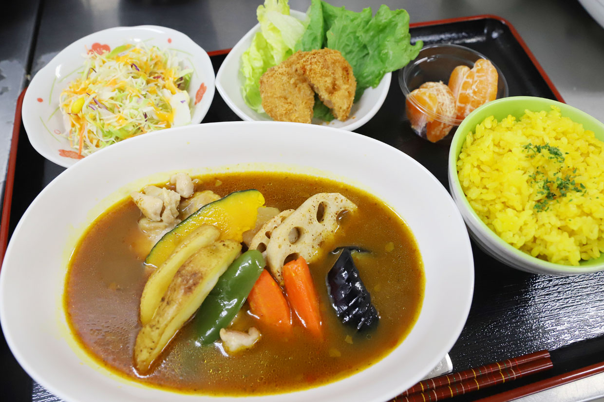 食欲をそそるスパイスの香り、野菜とチキンの旨みもたまらない!!「スープカレー」