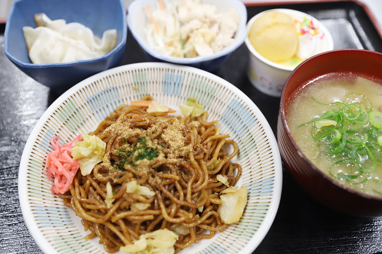 焼けたソースの香りが食欲をそそる「焼きそば定食」